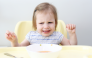 Garota reclamando ao comer