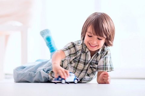 Criança brincando com carrinho