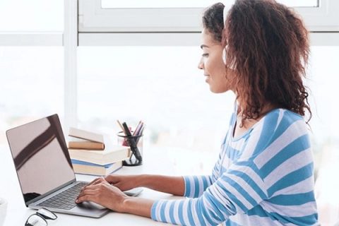 Mulher mexendo no computador